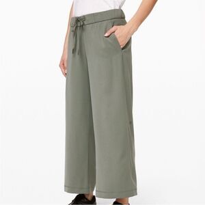 WOMENS 10 LULULEMON ATHLETICA ON THE FLY WIDE LEG PANTS